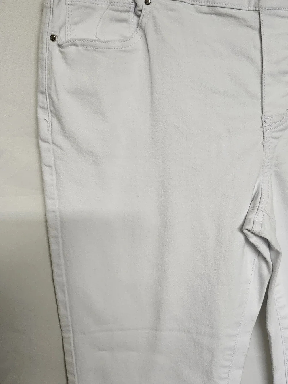 Eshly White Cropped Stud-Hem Ankle Pants - Women's - Picture 3 of 6